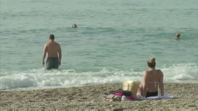 Řecko hlásí rekordní teplo. Místní obsadili pláže